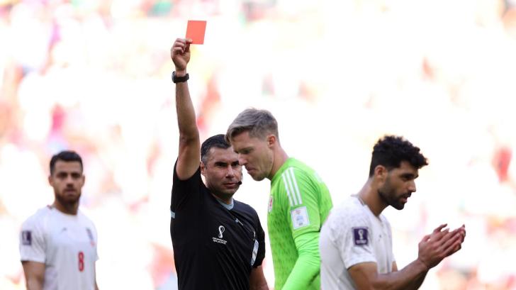Hennessey shown a red card by referee Mario Alberto Escobar Toca.