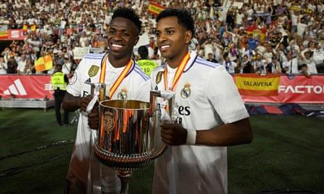 Real Madrid's Vinícius Júnior and Rodrygo (R) celebrate with the trophy.