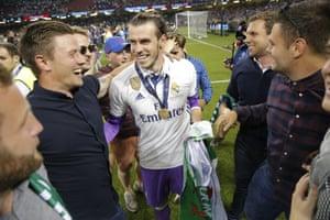 Bale’s home city of Cardiff hosted the 2017 Champions League final, in which Real Madrid defeated Juventus. Bale invited some friends on to the pitch to celebrate. 